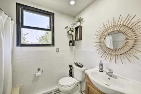 Garden Oasis Freeport Getaway < 7 Mi to Long Beach - Bathroom