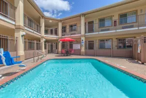 Knights Inn - Forest Hill, TX - Piscine