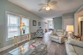 Updated Family Getaway: Walk to Sea Haven Beach! - Intérieur