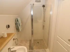 3 Lon Y Dryw - Bathroom