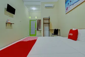 RedDoorz Syariah at Shakira Alesha Enggal - Room
