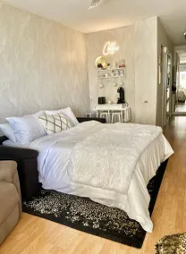 Marbella Beachfront Studio - EaW Homes - Habitación