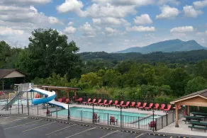 Howard Johnson by Wyndham Pigeon Forge - Piscine