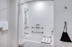 Holiday Inn Express Hotel & Suites Greenwood by IHG - Salle de bain