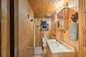Lakefront Cabin w/ 2 Lofts, Boats on 4 Acres - Interiör