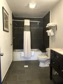 Budget Inn & Suites - Bathroom