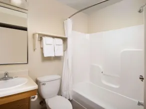 WoodSpring Suites Holland - Grand Rapids - Bathroom
