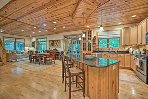 Upscale Family Retreat w/ Fire Pit, Walk to Beach! - Innenbereich