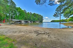 Henrico Hideaway w/ Lake Access + Boat Slip! - Innenbereich