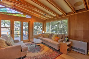 Hillside Home w/ Deck & Views of Tomales Bay! - Interiör