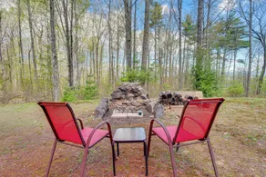 Fire Pit & Forest Views: Lakes Region Retreat - Interiör