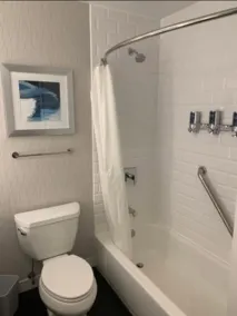 Radisson Hotel Fairview Heights - St Louis - Bathroom