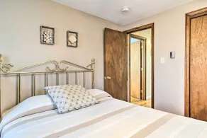 Walk to Great Pond: Spacious East Falmouth Home - Innvendig