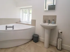 Cae Iocyn - Bathroom