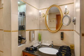 Hotel Divinus - Bathroom