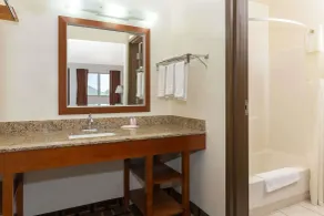 Days Inn by Wyndham Paxton - Bathroom