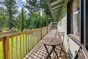 Relax & Recharge: Edgewood Home w/ Balcony - Interiör