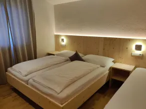 Ferienwohnung \"Klementhof Nr 3\" mit Bergblick, Pool, WLAN, Balkon & Garten - Zimmer