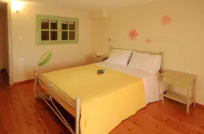 Lydia Lithos Houses - Camera