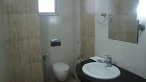 Hotel Lilawati Grand - Bathroom