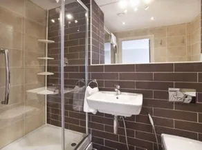 Churchill Apartments - Bathroom
