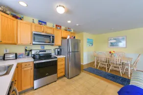 Condo w/ Deck: Walk to Beach & Convention Center! - Intérieur
