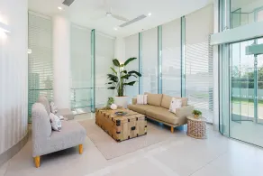 The Waterford on Main Beach - Lobby sitting area