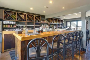 Unit 7: Bagnell Strip Adventure Hub, Patio & Views - Innvendig