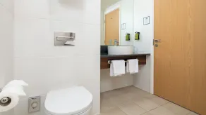 Holiday Inn Express Leigh - Sports Village by IHG - Bathroom