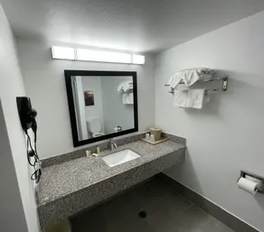 Days Inn by Wyndham Shawnee - Salle de bain