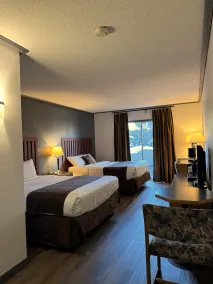 Divya Sutra Plaza and Conference Centre, Vernon, BC - Vue de la chambre