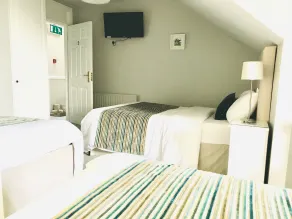Westwinds Guestlodge - Room