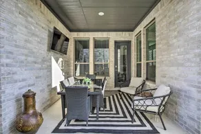 Patio & Game Room: Modern Home in Frisco - Interiør