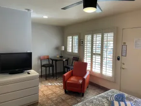 Desert Paradise - A Men's Clothing Optional Resort - Chambre