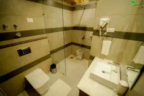 Abhilashi Residency & Spa - Centrally Heated & Air Cooled - Badezimmer