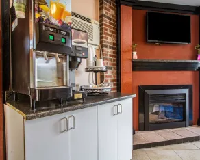 Rodeway Inn & Suites Brunswick near Hwy 1 - Hall