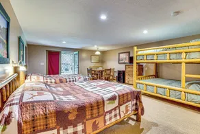 23 Mi to Mohican SP: Group-ready Lodge w/ Hot Tub - Innenbereich
