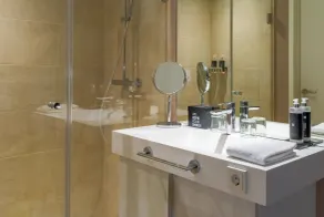 elaya hotel kleve, Trademark Collection by Wyndham - Bathroom