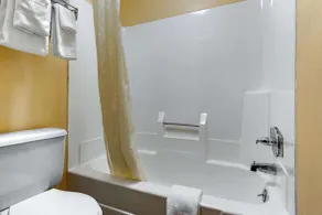 Econo Lodge Lexington Southeast - Bathroom