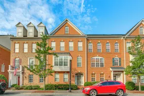 Modern 3BR Townhome 3 Mi to Dulles & Reston TC - Interior