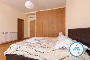 Villa con piscina privada, jardín, terraza y vistas al mar. - Habitación