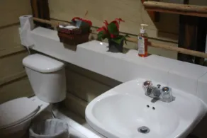 Akwadup Lodge - Bathroom