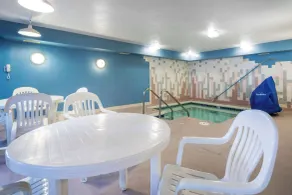 Econo Lodge La Crosse North - Piscine