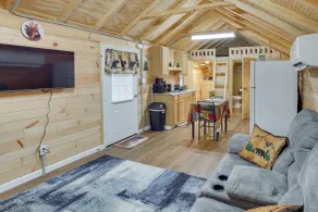 Waterfall Hikes & Fairways: Quiet Crossville Cabin - Interiør