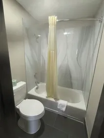 Quality Inn & Suites at Airport Blvd I-65 - Badezimmer
