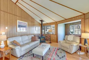 Mountaintop Mars Hill Cabin w/ Wraparound Deck! - Interiør