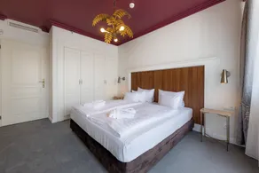 Queen's Court Hotel & Residence - Room