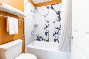 Quality Inn & Suites Corinth West - Badezimmer