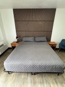 Mac’s Motel - Rum