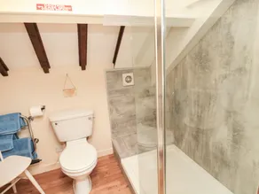 Magpie Cottage - Bathroom
